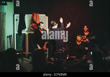 Trio von hispanischen Künstlern, die Flamenco-Performance auf der Theaterbühne geben Stockfoto