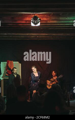 Trio von hispanischen Künstlern, die Flamenco-Performance auf der Theaterbühne geben Stockfoto