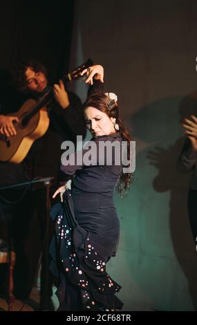 Hispanische Künstler geben Flamenco-Performance auf der Theaterbühne Stockfoto