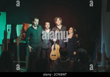 Hispanische Künstler geben Flamenco-Performance auf der Theaterbühne Stockfoto
