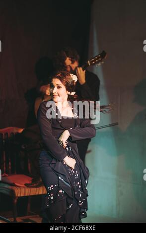 Hispanische Künstler geben Flamenco-Performance auf der Theaterbühne Stockfoto