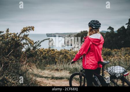 Weibliche Reiten Mountainbike Stockfoto