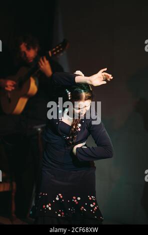 Hispanische Künstler geben Flamenco-Performance auf der Theaterbühne Stockfoto