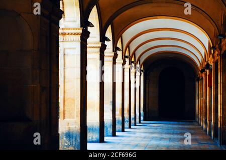 Mittelalterlicher Stadtflur auf der Rambla Straße in Barcelona Stockfoto