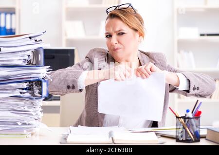 Die geschäftsfrau sehr beschäftigt mit laufenden Schreibarbeit Stockfoto