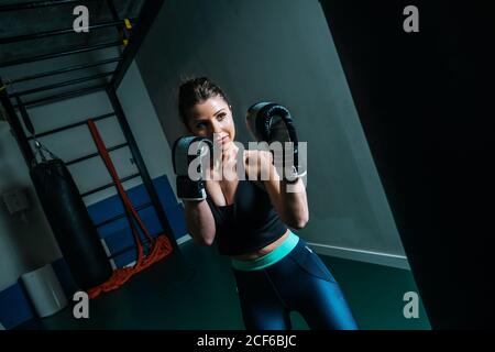 Frau Training im Fitnessstudio mit Boxsack Stockfoto