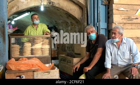 Palästinenser tragen Schutzmaske wegen der Coronavirus-Pandemie in der Altstadt von Jerusalem, Israel. Stockfoto