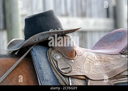 Cowboyhut und Pferdesattel auf dem Indian Rodeo Grounds, Tsuut'ina Nation, Alberta Kanada Stockfoto