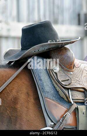 Cowboyhut und Pferdesattel auf dem Indian Rodeo Grounds, Tsuut'ina Nation, Alberta Kanada Stockfoto