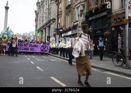 London, Großbritannien. September 2020. Klimaaktivisten von Extinction Rebellion nehmen an einem ‘Karneval der Korruption’ Protest gegen die Unterstützung und Finanzierung der fossilen Energiewirtschaft durch die Regierung Teil. Extinction Rebellion-Aktivisten nehmen an einer Reihe von Rebellion-Protesten im September in Großbritannien Teil, um Politiker aufzufordern, das Klima- und ökologische Notstandsgesetz (CEE Bill) zu befürworten, das unter anderem Maßnahmen wie Ein ernsthafter Plan, um mit dem Anteil Großbritanniens an den Emissionen umzugehen und kritische Temperaturanstiege zu stoppen und damit die einfachen Menschen in die zukünftige Umweltplanung einbezogen werden Stockfoto