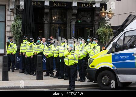 London, Großbritannien. September 2020. Metropolitan Police Officers bereiten sich auf die Ankunft von Klimaaktivisten aus dem Extinction Rebellion auf dem Parliament Square vor, die an einem ‘Karneval der Korruption’ Protest gegen die Unterstützung und Finanzierung der fossilen Energiewirtschaft durch die Regierung teilnehmen. Extinction Rebellion-Aktivisten nehmen an einer Reihe von Rebellion-Protesten im September in Großbritannien Teil, um Politiker aufzufordern, das Klima- und ökologische Notstandsgesetz (CEE Bill) zu befürworten, das unter anderem Maßnahmen wie Ein ernsthafter Plan, um den Anteil Großbritanniens an den Emissionen zu bewältigen und den kritischen Anstieg der globalen Tempera zu stoppen Stockfoto