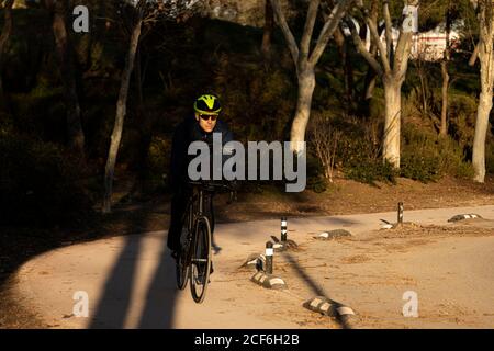 Mann Radfahrer Training auf dem Radweg in einem Park Stockfoto