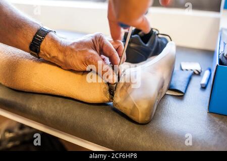 Stressig müde im Alter grauhaarigen bärtigen männlichen Unternehmer in formellen Anzug lockern Krawatte nach harter Arbeit Stockfoto