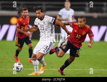 Stuttgart. September 2020. Emre Can (Front, L) von Deutschland steht mit Alcantara Thiago von Spanien während eines UEFA Nations League-Spiels zwischen Deutschland und Spanien in Stuttgart, Deutschland, 3. September 2020. Quelle: Xinhua/Alamy Live News Stockfoto