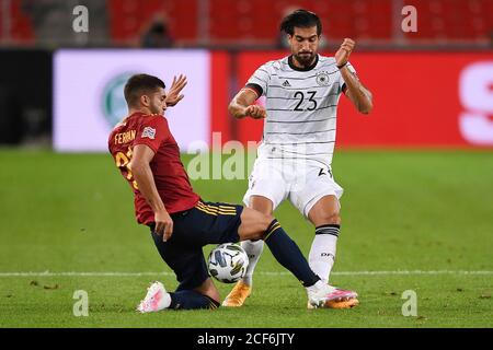 Stuttgart. September 2020. Emre Can (R) von Deutschland ist mit Ferran Torres von Spanien während eines UEFA Nations League-Spiels zwischen Deutschland und Spanien in Stuttgart, Deutschland, 3. September 2020. Quelle: Xinhua/Alamy Live News Stockfoto