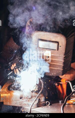 Professionelle Schweißer in Maske Schweißen Metall Stockfoto