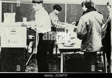 . U und I. Greg Walters und Robert Easley servieren Spa-ghetti und Cola im Restaurant im North Attic. Stockfoto