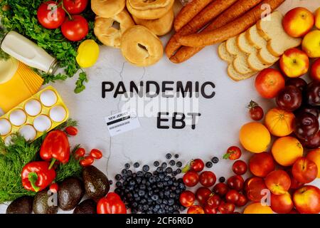 Pandemie-Programm für Nahrungsmittelvorteile. Obst und Gemüse auf weißem Hintergrund mit Text. Stockfoto