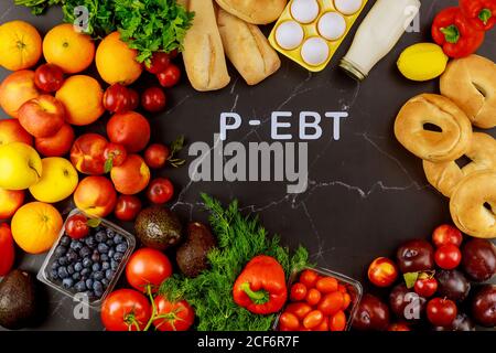 Köstliche reife Früchte mit Gemüse auf schwarzem Hintergrund und Text p-ebt. Stockfoto