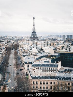 Blick auf den Eiffelturm auf der Straße in Paris Stockfoto