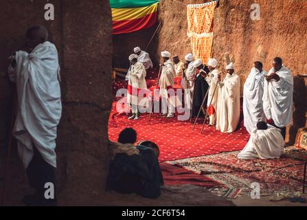 Lalibela, Äthiopien - 04. November 2018: Gebetsgruppe in einer alten Felsengehauen-Kirche in Lalibela, Äthiopien Stockfoto