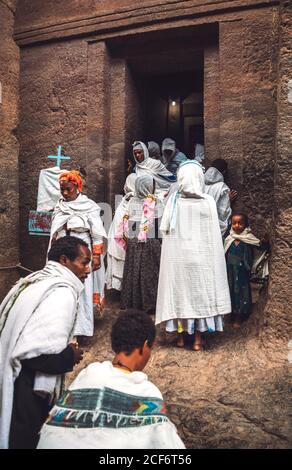 Lalibela, Äthiopien - 04. November 2018: Gebetsgruppe in einer alten Felsengehauen-Kirche in Lalibela, Äthiopien Stockfoto