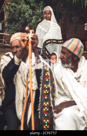 Lalibela, Äthiopien - 04. November 2018: Gebetsgruppe in einer alten Felsengehauen-Kirche in Lalibela, Äthiopien Stockfoto