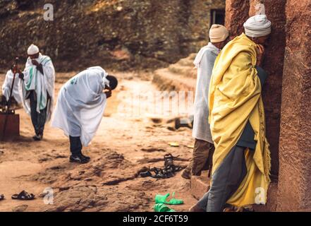 Lalibela, Äthiopien - 04. November 2018: Gebetsgruppe in einer alten Felsengehauen-Kirche in Lalibela, Äthiopien Stockfoto