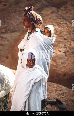 Lalibela, Äthiopien - 04. November 2018: Gebetsgruppe in einer alten Felsengehauen-Kirche in Lalibela, Äthiopien Stockfoto