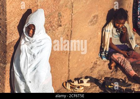 Lalibela, Äthiopien - 04. November 2018: Gebetsgruppe in einer alten Felsengehauen-Kirche in Lalibela, Äthiopien Stockfoto