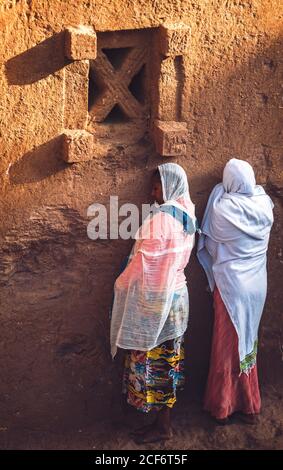 Lalibela, Äthiopien - 04. November 2018: Gebetsgruppe in einer alten Felsengehauen-Kirche in Lalibela, Äthiopien Stockfoto