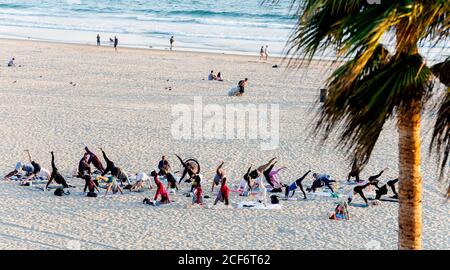 Venedig, Kalifornien, USA. September 2020. Yoga-Anhänger üben ihre Asanas (Posen) am Venice Beach. Da die Fitnessstudios wegen COVID-19 geschlossen bleiben, versuchen viele Kalifornier, fit in der frischen Luft am Strand zu bleiben. Kredit: Brian Cahn/ZUMA Wire/Alamy Live Nachrichten Stockfoto