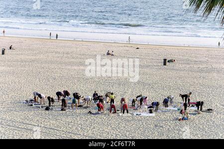 Venedig, Kalifornien, USA. September 2020. Yoga-Anhänger üben ihre Asanas (Posen) am Venice Beach. Da die Fitnessstudios wegen COVID-19 geschlossen bleiben, versuchen viele Kalifornier, fit in der frischen Luft am Strand zu bleiben. Kredit: Brian Cahn/ZUMA Wire/Alamy Live Nachrichten Stockfoto