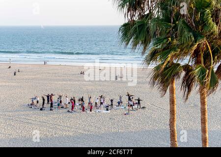 Venedig, Kalifornien, USA. September 2020. Yoga-Anhänger üben ihre Asanas (Posen) am Venice Beach. Da die Fitnessstudios wegen COVID-19 geschlossen bleiben, versuchen viele Kalifornier, fit in der frischen Luft am Strand zu bleiben. Kredit: Brian Cahn/ZUMA Wire/Alamy Live Nachrichten Stockfoto