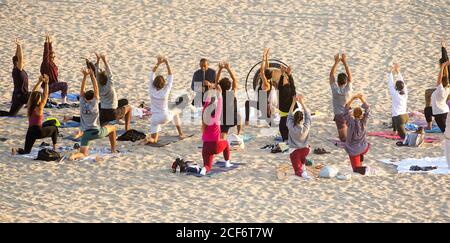 Venedig, Kalifornien, USA. September 2020. Yoga-Anhänger üben ihre Asanas (Posen) am Venice Beach. Da die Fitnessstudios wegen COVID-19 geschlossen bleiben, versuchen viele Kalifornier, fit in der frischen Luft am Strand zu bleiben. Kredit: Brian Cahn/ZUMA Wire/Alamy Live Nachrichten Stockfoto