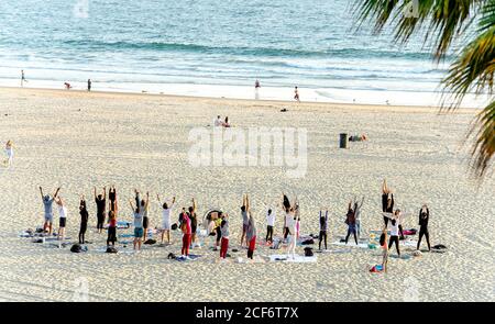 Venedig, Kalifornien, USA. September 2020. Yoga-Anhänger üben ihre Asanas (Posen) am Venice Beach. Da die Fitnessstudios wegen COVID-19 geschlossen bleiben, versuchen viele Kalifornier, fit in der frischen Luft am Strand zu bleiben. Kredit: Brian Cahn/ZUMA Wire/Alamy Live Nachrichten Stockfoto