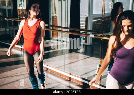 Junge Tänzer des Balletts im Studio Stockfoto