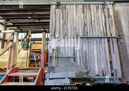 In der Werkstatt der Fort Wayne Railroad Historical Society in New Haven, Indiana, USA, wird ein antiker Eisenbahnwagen aus Holz repariert. Stockfoto