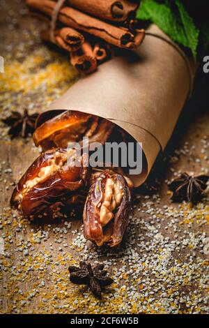 Datteln Früchte mit Walnüssen, Minze und Zimt muslim Halal Snack für Ramadan Stockfoto