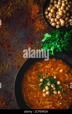 Traditionelle Harira-Suppe für Ramadan. Halal. Eid. Muslim Hausgemacht. Aus Arabien. Flach liegend. Von oben Stockfoto