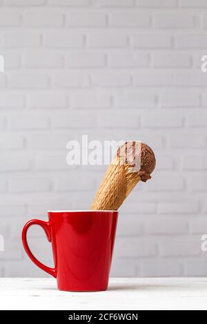 Schokoladeneis-Konus in roter Tasse Stockfoto