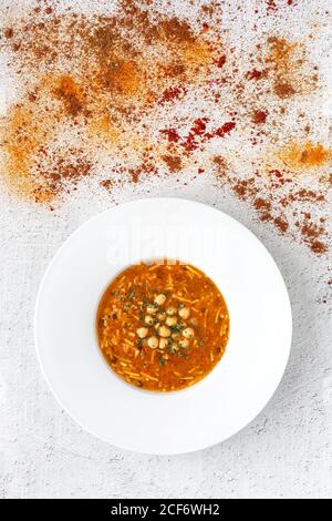 Traditionelle Harira-Suppe für Ramadan. Halal. Eid. Muslim Hausgemacht. Aus Arabien. Flach liegend. Von oben Stockfoto