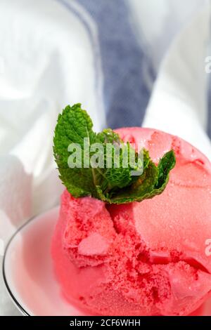 Appetitliches Erdbeereis in weißer Schüssel Stockfoto