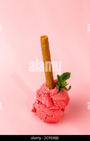 Erdbeer-Eislöffel mit Waffeleisen Stockfoto