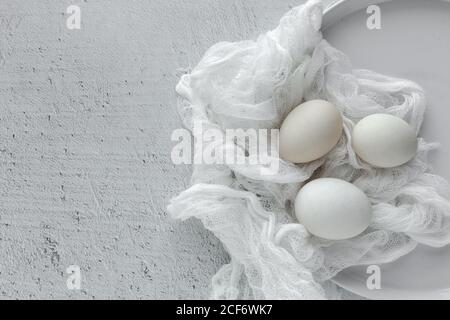 Weiße Eier auf Holztisch Stockfoto