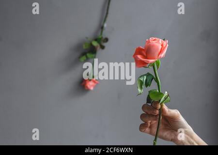 Goldschmied verwendet eine Lötlampe, um beim Herstellen kleine Metallornamente zu erhitzen Schmuck auf der Werkbank Stockfoto