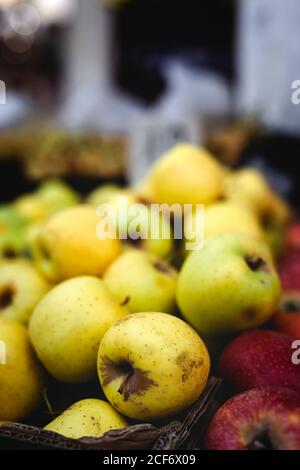 Straßenmarkt von Sortiment von frischem Obst und Gemüse.gesund food.Organic. Landwirtschaft. Äpfel Stockfoto