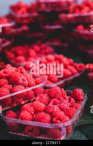 Straßenmarkt mit frischem Obst und Gemüse Stockfoto