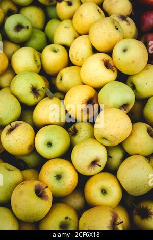 Straßenmarkt von Sortiment von frischem Obst und Gemüse.gesund food.Organic. Landwirtschaft. Äpfel Stockfoto