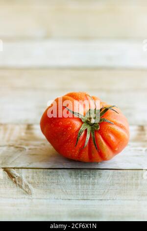 Blick auf schöne rote Erbstück Tomate auf Holz Hintergrund Stockfoto